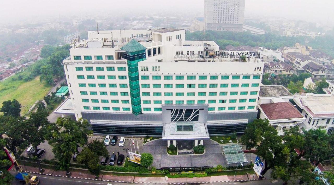Emerald Garden International Hotel Medan Extérieur photo