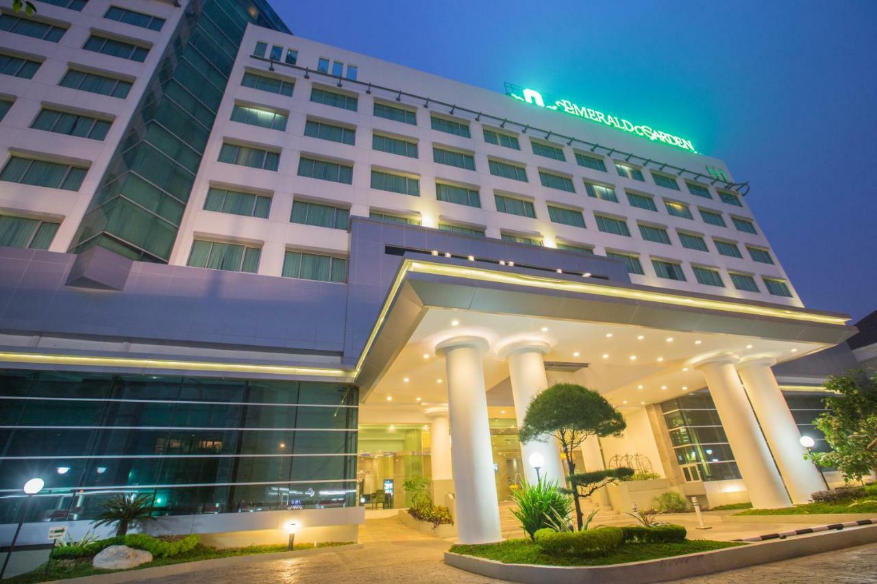 Emerald Garden International Hotel Medan Extérieur photo